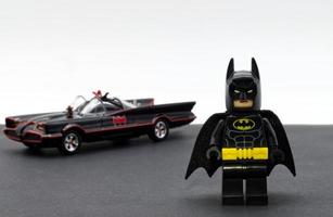 bologna, Italien, 2021 - lego batman miniatyr med batmobilen i bakgrunden. foto