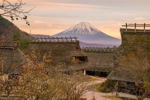 gammalt hus i japansk stil och mt. fuji vid solnedgången foto