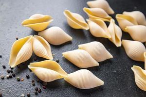 pasta conchiglie rå skal hälsosam måltid mat bakgrund foto