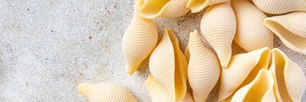 pasta conchiglie rå skal hälsosam måltid mat bakgrund foto