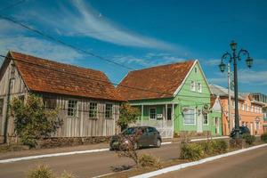 cambara do sul, Brasilien - 19 juli 2019. flamboyant ljusstolpe och gamla hus på den lugna avenyn Getulio Vargas i Cambara do sul. en liten lantlig stad med fantastiska naturliga turistattraktioner. foto