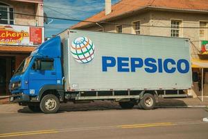 cambara do sul, Brasilien, 19 juli 2019. Pepsico-märket målat på sidan av en lådbil på en stengata i cambara do sul. en stad med fantastiska naturliga turistattraktioner. foto