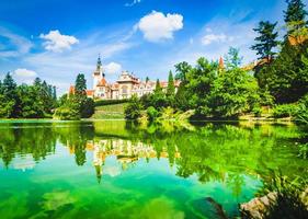 pruhonice stadspalats i tjeckiska republiken. grön natur och sjön foto