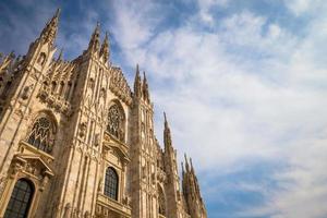 milanos katedral - duomo di milano - med blå himmel och solnedgångsljus foto