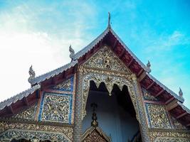 wat chedi luang är ett buddhistiskt tempel i den historiska stadskärnan i chiang mai thailand foto