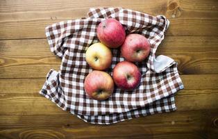 mogna äpplen på en trä bakgrund foto