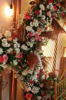 bröllopsbåge, bröllop, bröllopsögonblick, dekorationer, dekor, bröllopsdekorationer, blommor, stolar, utomhusceremoni i det fria, buketter med blommor foto