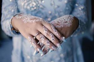 brudhenna snidad vacker och unik vid brudens hand foto
