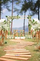 ceremoni, båge, bröllopsbåge, bröllop, bröllopsögonblick, dekorationer, dekor, bröllopsdekorationer, blommor, stolar, utomhusceremoni i det fria, buketter med blommor foto