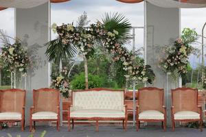 bröllopsmoment, dekorationer, dekor, bröllopsdekorationer, blommor, stolar, utomhusceremoni i det fria, buketter med blommor foto