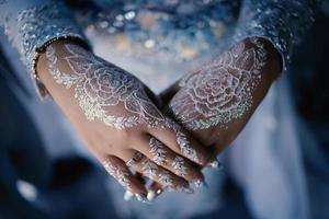 brudhenna snidad vacker och unik vid brudens hand foto