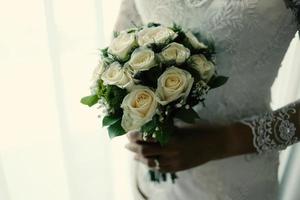 bröllop bukett blommor i brudar händer foto
