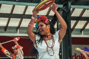 nova petropolis, brasilien - 20 juli 2019. brasiliansk kvinnlig folkdansös som utför en typisk dans på den 47:e internationella folklorefestivalen nova petropolis. en lantstad grundad av tyska invandrare. foto