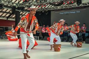 nova petropolis, Brasilien - 20 juli 2019. brasilianska folkdansare som utför en typisk dans på den 47:e internationella folklorefestivalen nova petropolis. en härlig lantlig stad grundad av tyska invandrare. foto