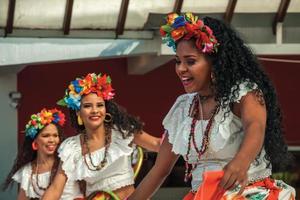 nova petropolis, brasilien - 20 juli 2019. brasiliansk kvinnlig folkdansös som utför en typisk dans på den 47:e internationella folklorefestivalen nova petropolis. en lantstad grundad av tyska invandrare. foto