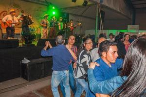 canela, Brasilien - 21 juli 2019. människor som dansar traditionella sånger framförda av musiker på scenen av en folkloristisk festival i canela. en charmig liten stad mycket populär genom sin ekoturism. foto