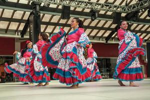 nova petropolis, Brasilien - 20 juli 2019. colombianska kvinnliga folkdansare som utför en typisk dans på den 47:e internationella folklorefestivalen nova petropolis. en lantstad grundad av tyska invandrare. foto