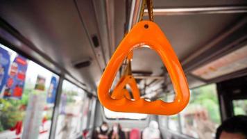 semarang, centrala java, indonesien, 2021 - handtag på kollektivtrafiken buss snabb transitsystem foto