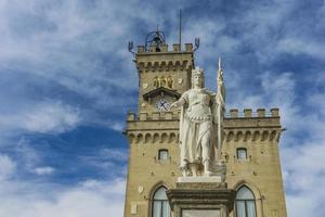 Frihetsgudinnan framför det offentliga palatset i san marino foto