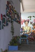 tbilisi, georgien, 2019 - frida kahlo porträtt på väggen av check point hotel i tbilisi, georgien. porträtt av berömd mexikansk konstnär gjordes av tako tsulaia 2016. foto