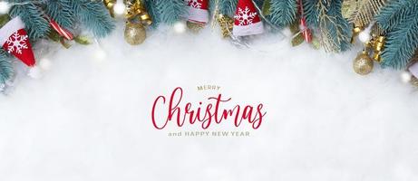 banner med god jul text och gran grenar juldekorationer platt låg på snöig bakgrund foto