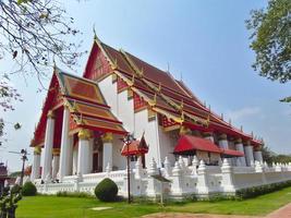 wihan phra mongkhon bophit i ayutthaya som har blivit väl restaurerad inuti finns en staty av en stor president buddha. namn phra mongkhon bophit. foto