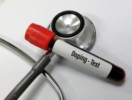 laboratorieprov av blod för dopingtest. doping är användningen av förbjudna idrottsprestationshöjande droger av idrottare inom tävlingsidrott. medicinskt test i sportmedicinkoncept. foto