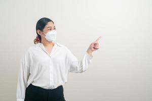 asiatisk kvinna som bär mask med vit bakgrund foto