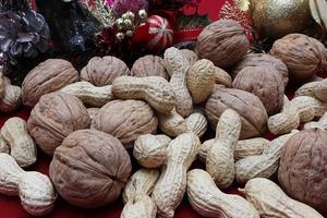 nötter och jordnötter på ett bord dekorerat till jul. julbord foto