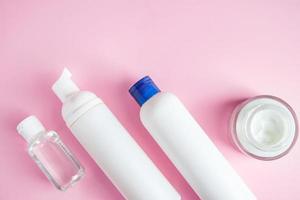 uppsättning kosmetika för hudvård och rengöring på rosa bakgrund. foto