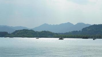 de vackra sjölandskapen i hangzhou-staden i Kina på våren med den fridfulla sjön och de friska gröna bergen foto