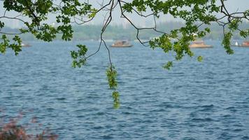 de vackra sjölandskapen i hangzhou-staden i Kina på våren med den fridfulla sjön och de friska gröna bergen foto