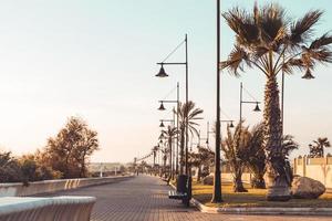 stranden och strandpromenaden i almerimar. almeria, andalusien, spanien foto