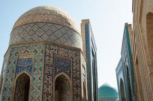 kupoler och torn av registan i samarkand. antik arkitektur i centrala Asien foto