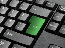 ett svart tangentbord med grön 2024-tangent foto