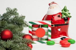 nyår jultomten med kakor och en julgran på en vit bakgrund foto