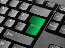 ett svart tangentbord med grön tangent märkt anslutning foto