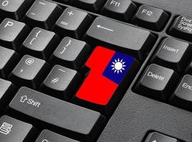 ett svart tangentbord med nyckel i flaggfärger för Kina foto