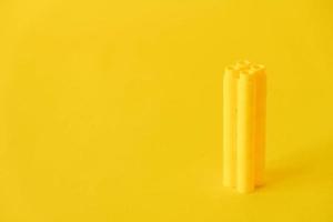 gula plastbyggstenar i form av ett torn på gul bakgrund foto
