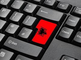 ett svart tangentbord med nyckel i flaggfärger för albanien foto