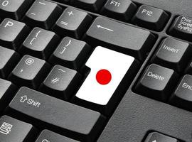 ett svart tangentbord med nyckel i flaggfärger för japan foto