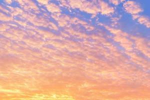 vacker soluppgång himmel och molnlandskap bakgrund foto
