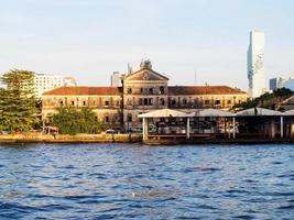 gamla byggnader övergivna över 100 år gamla. chao phraya floden bangkok thailand foto