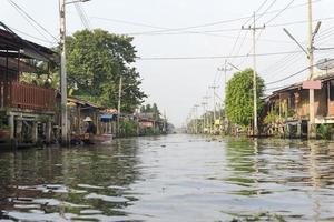 översvämmad gata efter översvämningen i thailand. foto