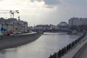 landskapet på Moskvafloden från bron. foto