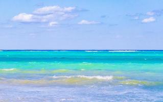 tropisk mexikansk strand klart turkost vatten playa del carmen mexico. foto