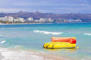 faliraki bay beach medan regnmoln stormar Rhodos Grekland. foto