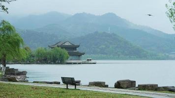 de vackra sjölandskapen i hangzhou-staden i Kina på våren med den fridfulla sjön och de friska gröna bergen foto