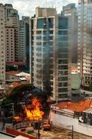 enorm brandlåga orsakad av en gasläcka i ett rör under en gata i sao paulo. staden känd för sitt kulturella och affärskall i Brasilien. foto