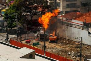 enorm brandlåga orsakad av en gasläcka i ett rör under en gata i sao paulo. staden känd för sitt kulturella och affärskall i Brasilien. foto